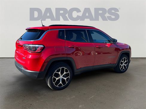 Used 2024 Jeep Compass Latitude image 7