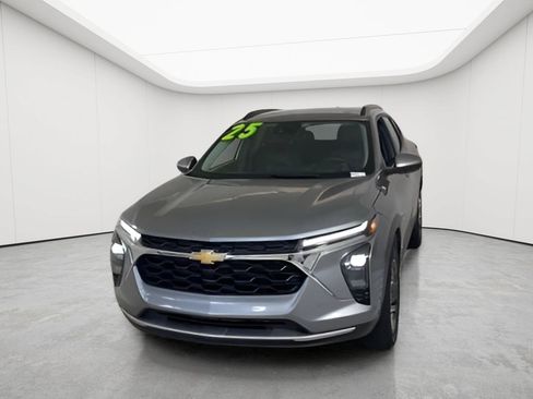 Used 2025 Chevrolet Trax LT FWD image 7