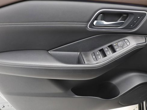 Used 2023 Nissan Rogue Platinum w/ Platinum Premium Package image 16