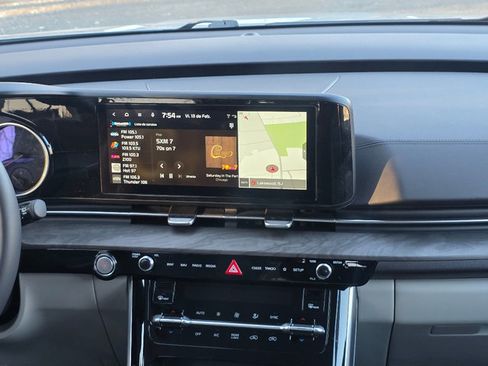 Used 2024 Kia Carnival EX image 3