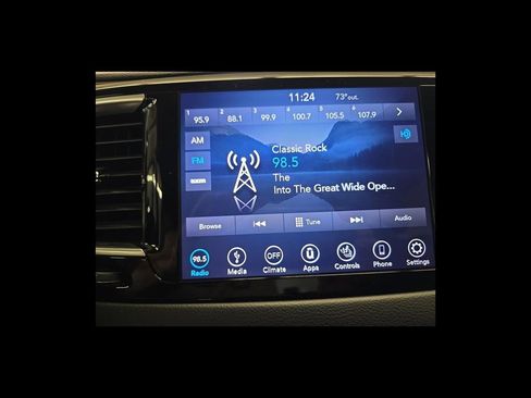 Used 2018 Chrysler Pacifica Touring-L Plus FWD image 22