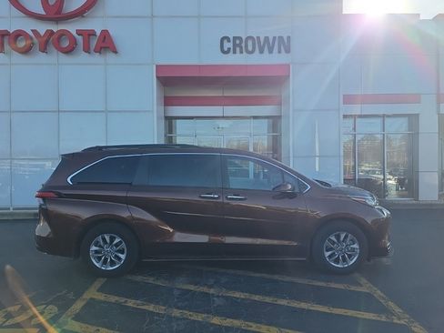 Used 2022 Toyota Sienna XLE image 2