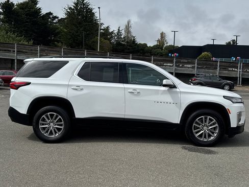 Used 2023 Chevrolet Traverse LT image 3