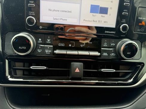 Used 2021 Toyota Highlander L image 22