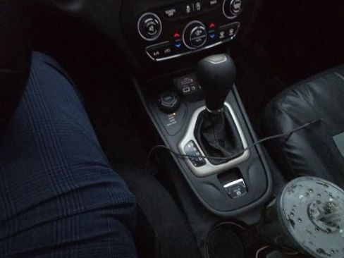 Used 2017 Jeep Cherokee Latitude w/ Comfort/Convenience Group image 17