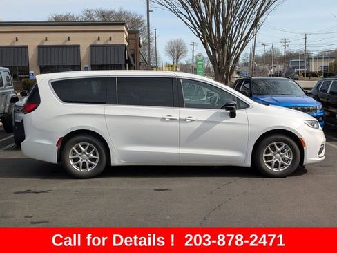 Certified 2025 Chrysler Pacifica Select FWD image 2