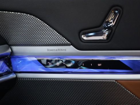 Used 2023 BMW 740i w/ Parking Assistance Package image 40