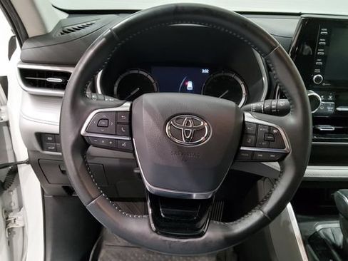 Used 2020 Toyota Highlander XLE AWD/4WD image 16
