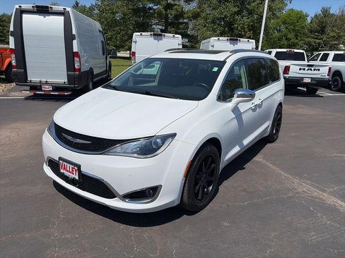 Used 2019 Chrysler Pacifica Limited w/ Tire & Wheel Group FWD image 2