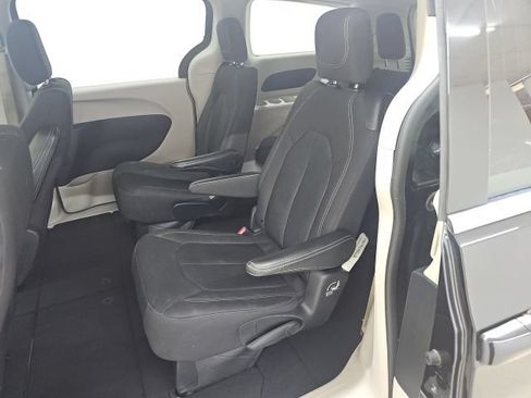Used 2023 Chrysler Voyager LX FWD image 3