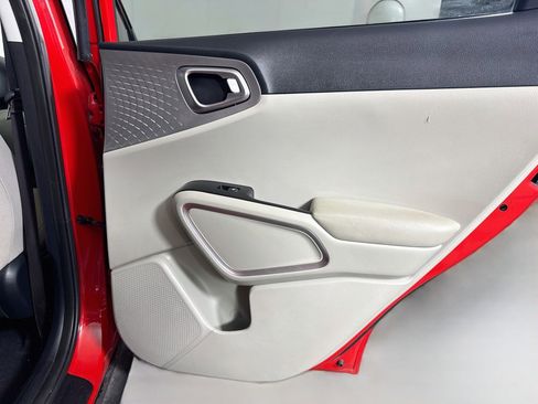 Used 2023 Kia Soul LX w/ LX Technology Package FWD image 27