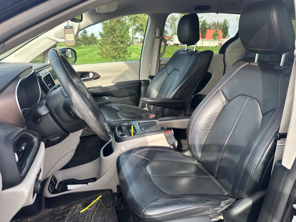 Used 2017 Chrysler Pacifica Touring-L Plus w/ Advanced Safetytec Group FWD image 14