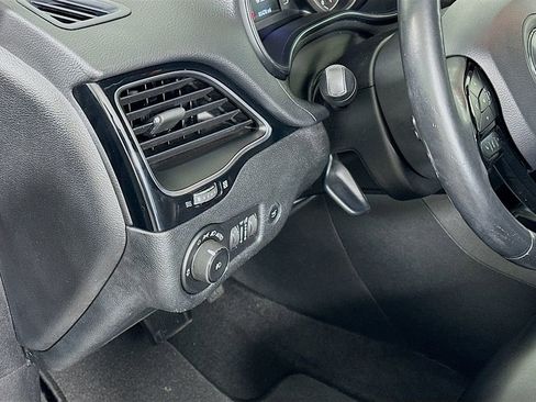 Used 2019 Jeep Cherokee Altitude image 10