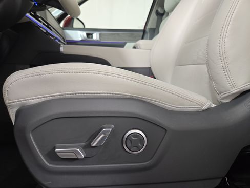 Used 2025 Hyundai Santa Fe Limited AWD/4WD image 31