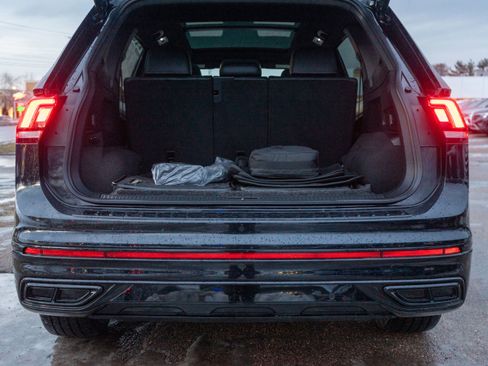 Certified 2023 Volkswagen Tiguan SE R-Line image 22