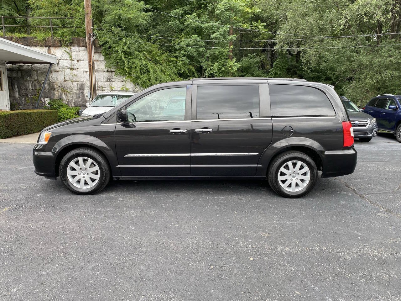 Used 2015 Chrysler Town & Country Touring w/ Driver Convenience Group FWD image 2