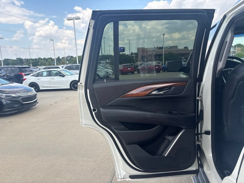 Used 2015 Cadillac Escalade Luxury AWD/4WD image 40
