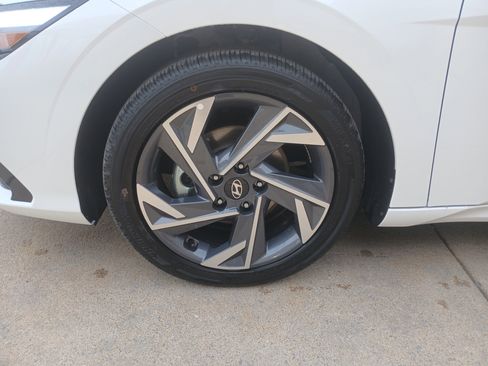 New 2025 Hyundai Elantra Limited image 11