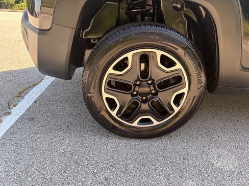 Used 2017 Jeep Renegade Trailhawk AWD/4WD image 28