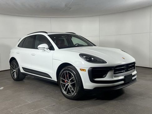 Certified 2023 Porsche Macan S image 9