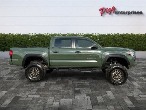 Used 2021 Toyota Tacoma SR5 w/ Trail Edition image 10