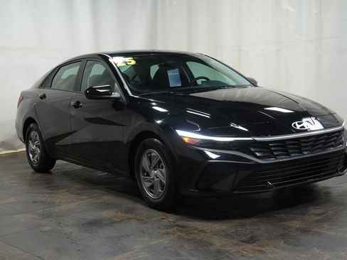 Certified 2025 Hyundai Elantra SE image 1