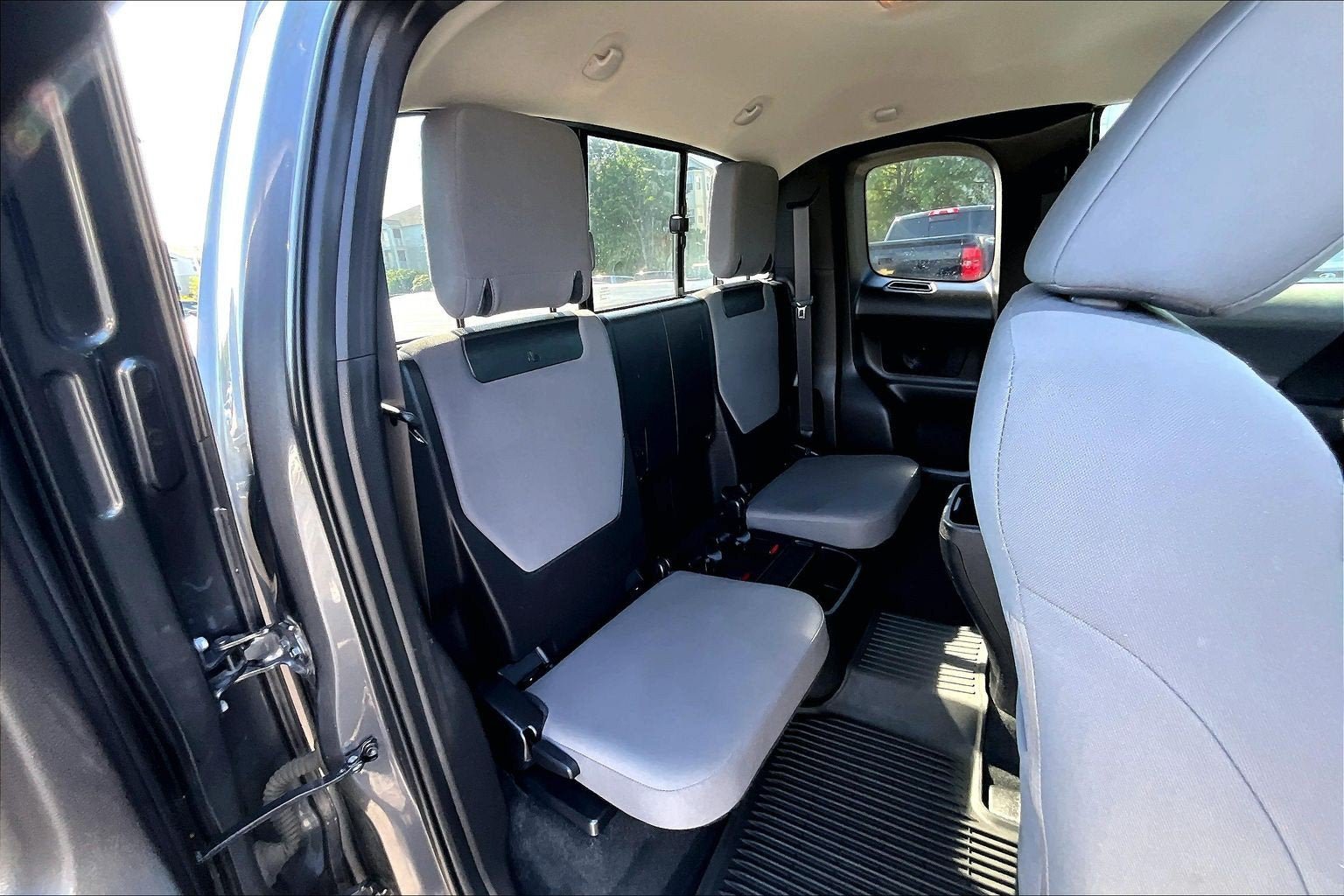 Used 2020 Toyota Tacoma SR5 w/ SR5 Appearance Package (SM) AWD/4WD image 25