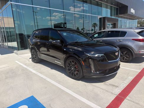 Used 2022 Cadillac XT6 Sport w/ Technology Package AWD/4WD image 4