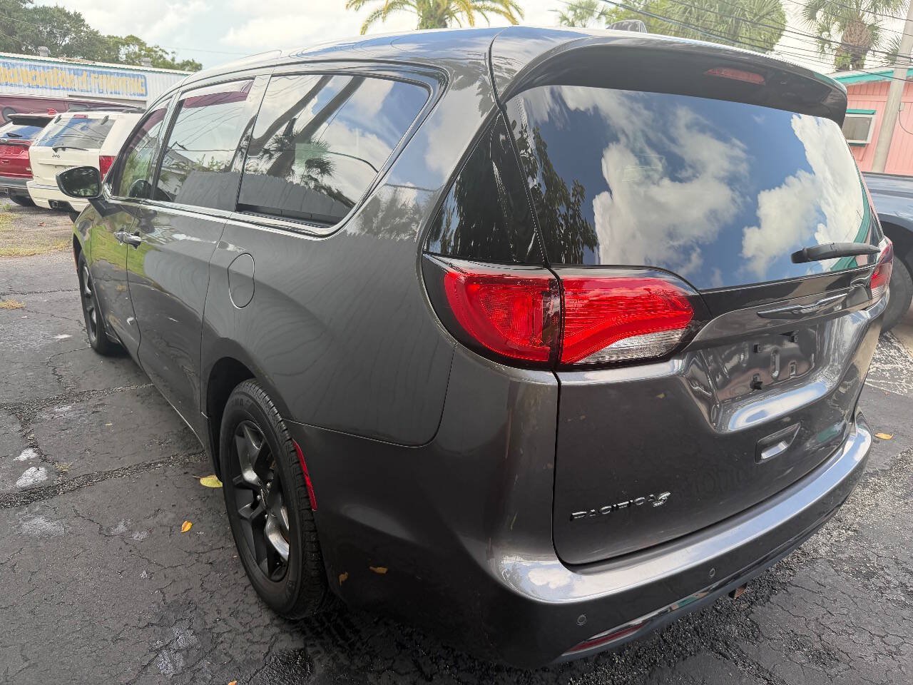 Used 2020 Chrysler Pacifica Touring w/ S Appearance Package FWD image 16