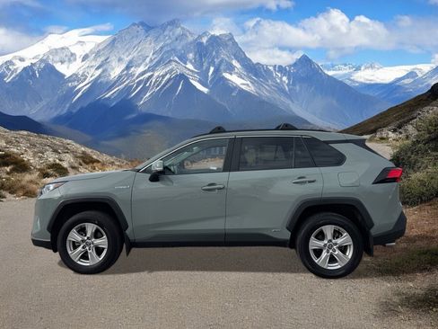 Used 2021 Toyota RAV4 XLE image 2