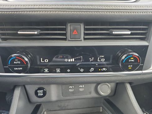 Used 2025 Nissan Rogue SV image 4