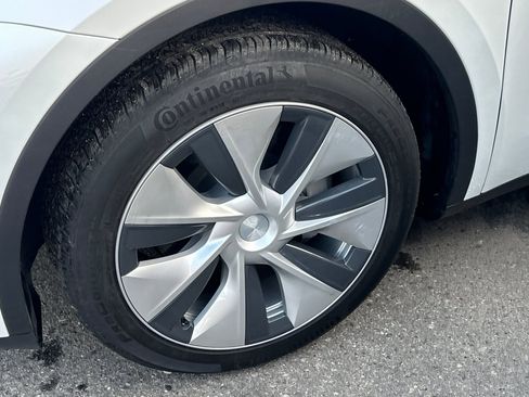 Used 2023 Tesla Model Y Long Range image 8