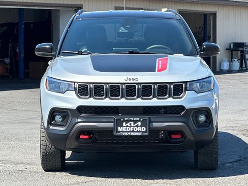 Used 2025 Jeep Compass Trailhawk AWD/4WD image 10