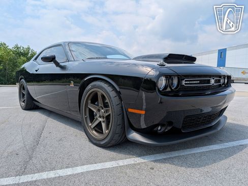 Used 2016 Dodge Challenger R/T Scat Pack w/ Leather Interior Group image 21