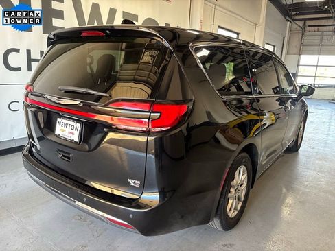 Used 2024 Chrysler Pacifica Touring-L image 30