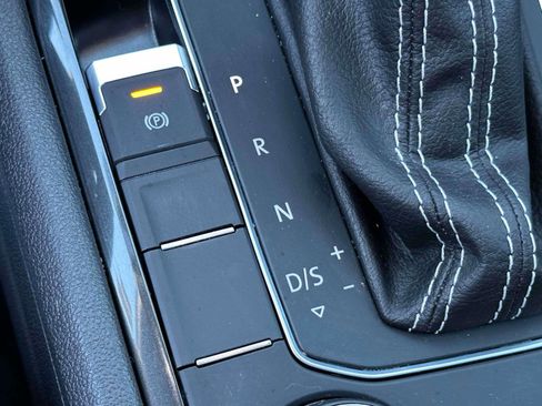 Used 2021 Volkswagen Tiguan SE w/ Panoramic Sunroof Package image 31