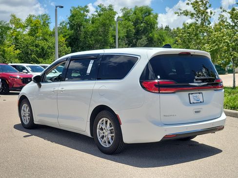 Used 2023 Chrysler Pacifica Touring-L FWD image 4