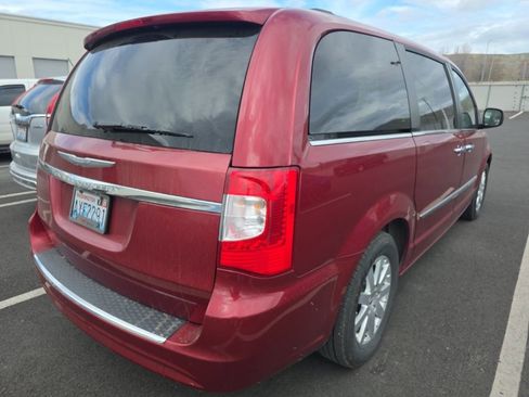 Used 2016 Chrysler Town & Country Touring w/ Driver Convenience Group image 3