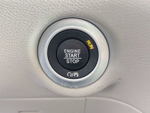 Used 2023 Chrysler Pacifica Touring-L FWD image 32