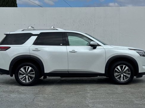 Used 2025 Nissan Pathfinder SL FWD image 2