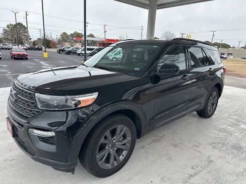 Used 2022 Ford Explorer XLT w/ Equipment Group 202A image 5