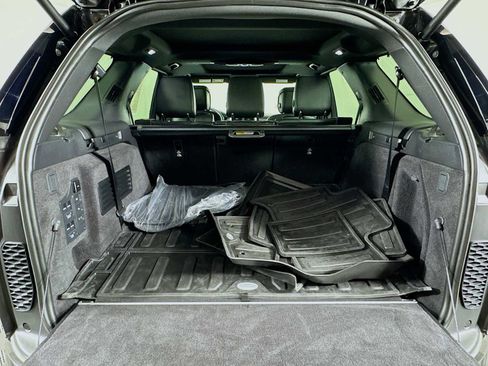 Used 2024 Land Rover Discovery Metropolitan Edition image 25