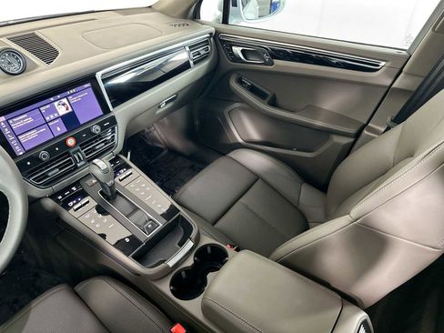 Certified 2025 Porsche Macan image 25