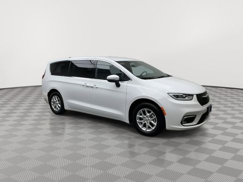 Used 2023 Chrysler Pacifica Touring image 40