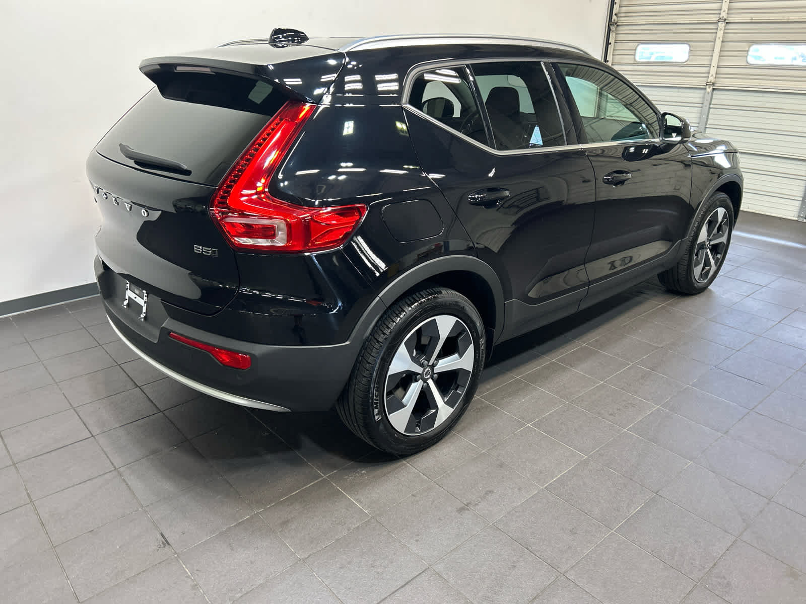 Used 2025 Volvo XC40 B5 Core w/ Protection Package Premier AWD/4WD image 3