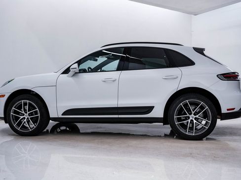 Certified 2025 Porsche Macan image 2