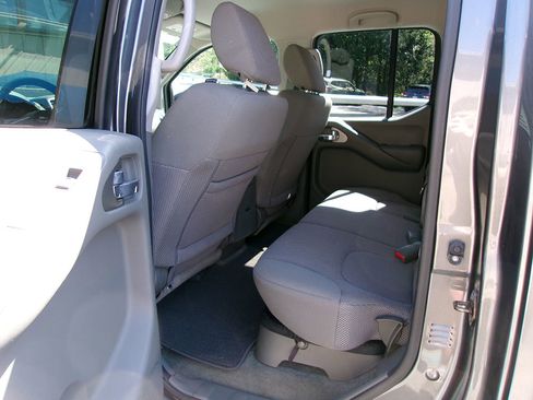 Used 2016 Nissan Frontier SV image 12