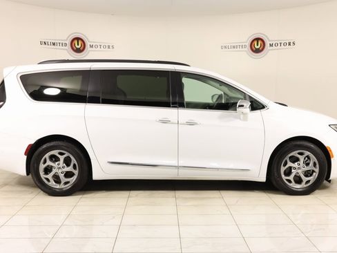 Used 2022 Chrysler Pacifica Limited image 2