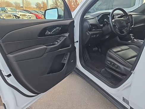 Used 2022 Chevrolet Traverse RS image 28