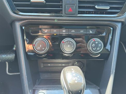 Used 2023 Volkswagen Taos SE w/ Panoramic Sunroof Package FWD image 31
